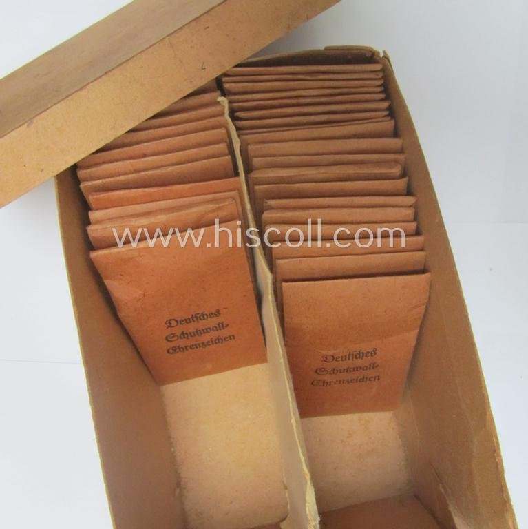 Stunning, 'Deutsches Schutzwall Ehrenzeichen' (aka: 'Westwall'-medal) being a (typical) non-maker-marked- and/or: 'Buntmetall'-based specimen that comes packed in its original pouch of issue by the: 'Friedrich Orth'-company — image 2