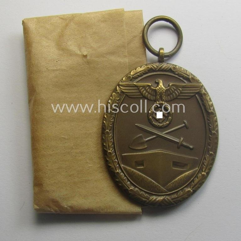 Stunning, 'Deutsches Schutzwall Ehrenzeichen' (aka: 'Westwall'-medal) being a (typical) non-maker-marked- and/or: 'Buntmetall'-based specimen that comes packed in its original pouch of issue by the: 'Friedrich Orth'-company — image 5