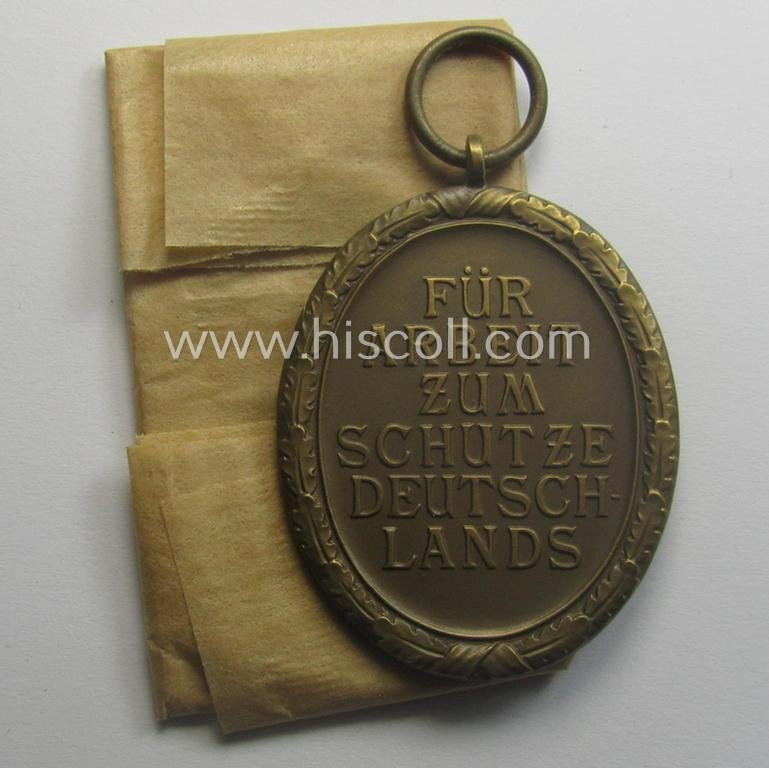 Stunning, 'Deutsches Schutzwall Ehrenzeichen' (aka: 'Westwall'-medal) being a (typical) non-maker-marked- and/or: 'Buntmetall'-based specimen that comes packed in its original pouch of issue by the: 'Friedrich Orth'-company — image 6