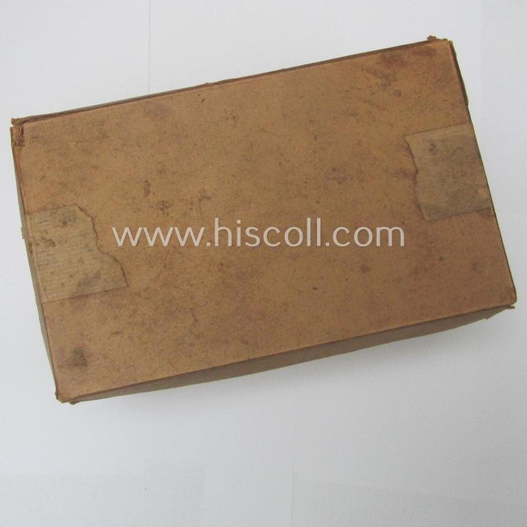 Stunning, 'Deutsches Schutzwall Ehrenzeichen' (aka: 'Westwall'-medal) being a (typical) non-maker-marked- and/or: 'Buntmetall'-based specimen that comes packed in its original pouch of issue by the: 'Friedrich Orth'-company — image 7