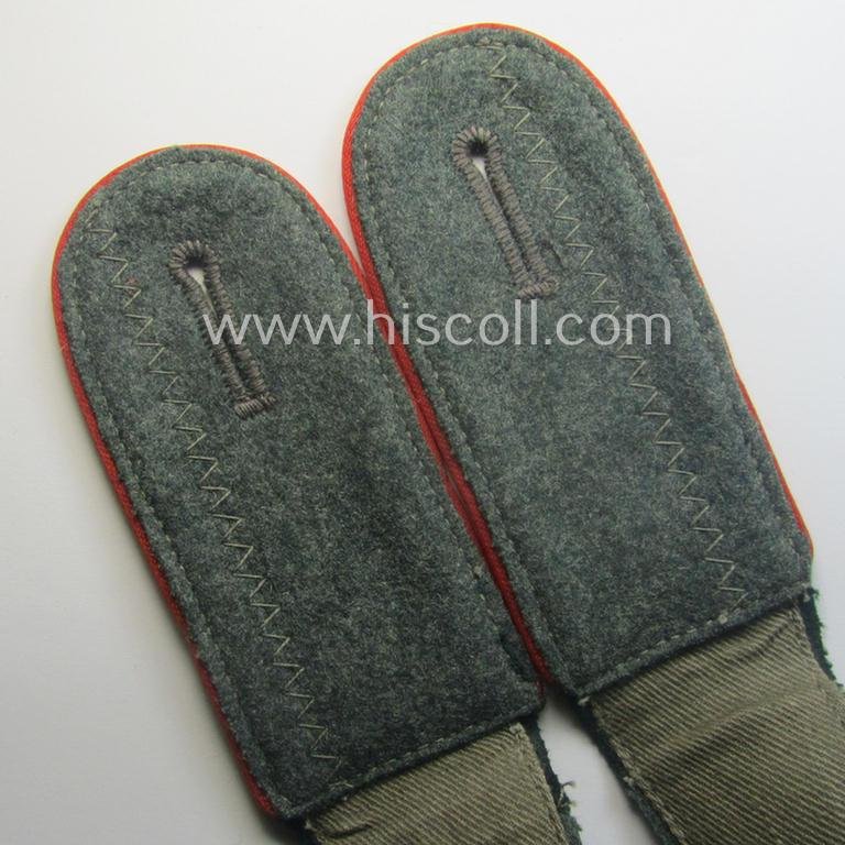 Pair of so-called: 'M40'-pattern, WH (Heeres) EM-type shoulderstraps: 'Sld. der (Sturm)Artillerie.-Trpn.' — image 4