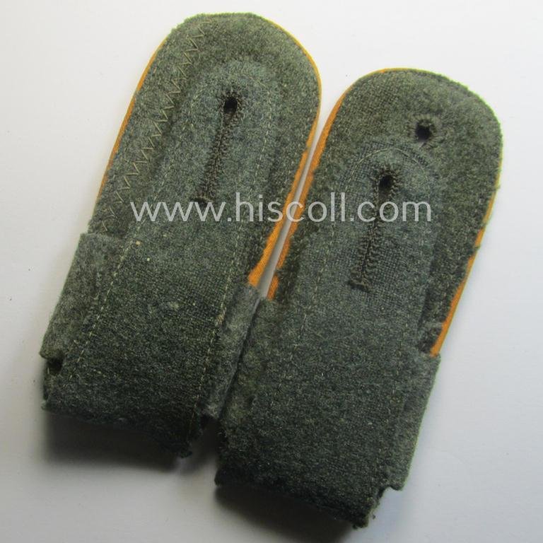 Pair of WH (Heeres) 'M40'-pattern, EM-type shoulderstraps that came with its accompanying 'Überschube'-pair: 'Soldat des Infanterie-Divisions-Aufklärungs-Abtlgs. (mot) 246' — image 3