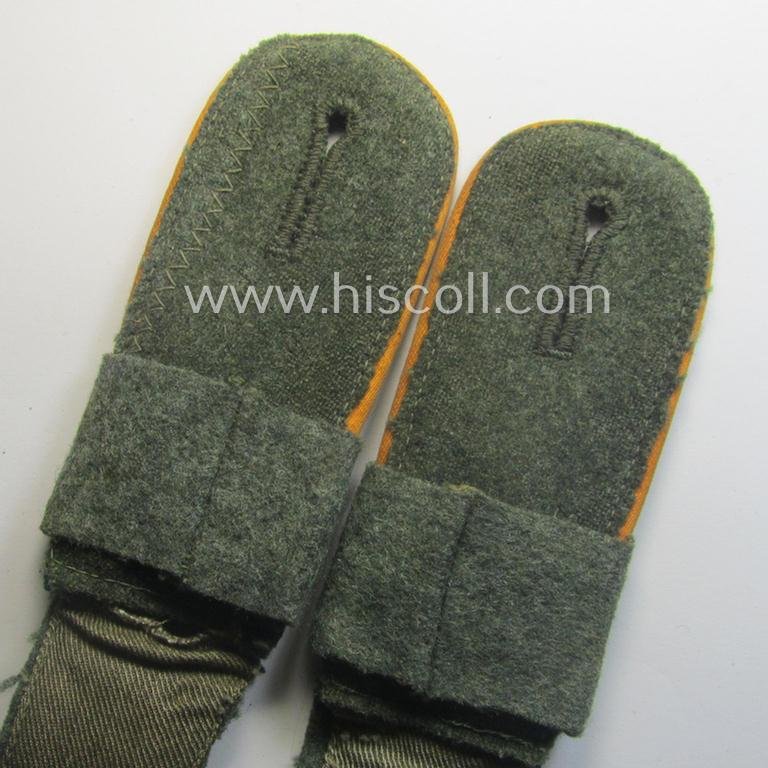 Pair of WH (Heeres) 'M40'-pattern, EM-type shoulderstraps that came with its accompanying 'Überschube'-pair: 'Soldat des Infanterie-Divisions-Aufklärungs-Abtlgs. (mot) 246' — image 4