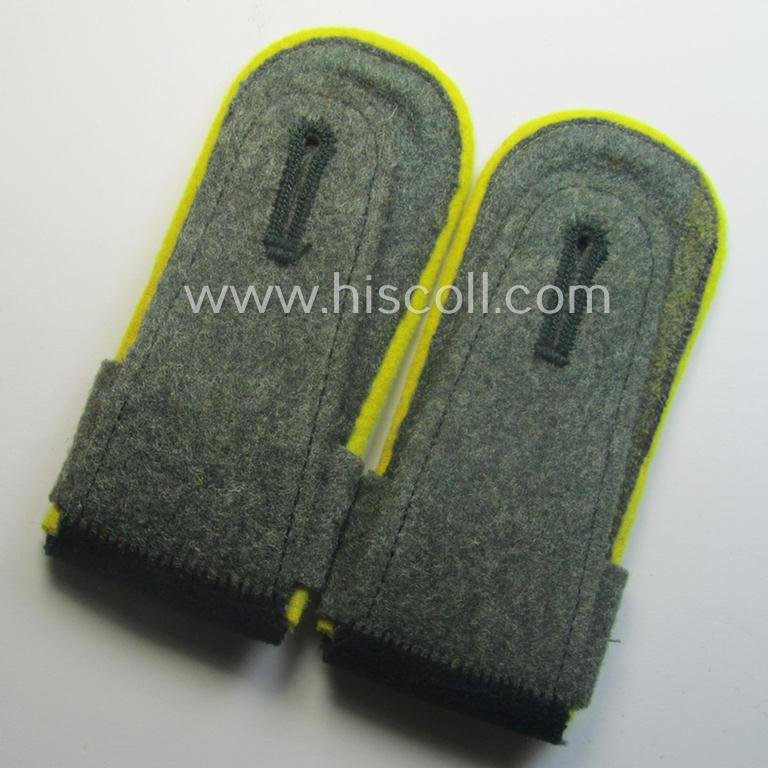 Pair of WH (Heeres) 'M40'-pattern, EM-type shoulderstraps that came with its accompanying 'Überschube'-pair: 'Soldat des Infanterie-Divisions-Nachrichten-Abtlgs. 34' — image 3