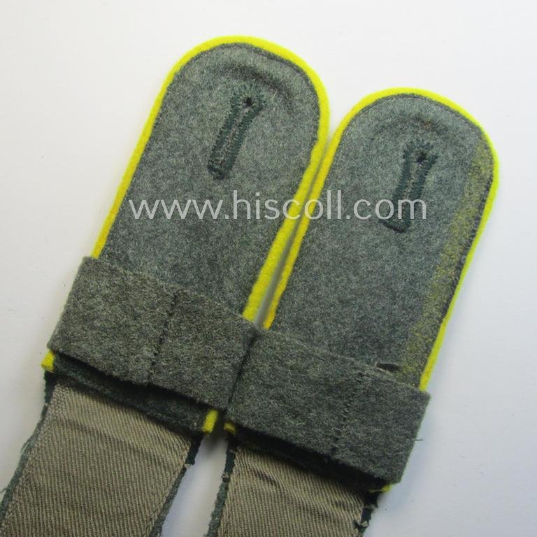 Pair of WH (Heeres) 'M40'-pattern, EM-type shoulderstraps that came with its accompanying 'Überschube'-pair: 'Soldat des Infanterie-Divisions-Nachrichten-Abtlgs. 34' — image 4