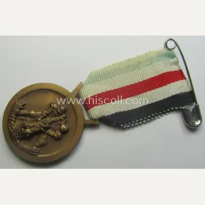 Golden-bronze-coloured- (and I deem 'Buntmetall'-based-) example of a: 'Deutsch-Italienische Feldzugsmedaille' …