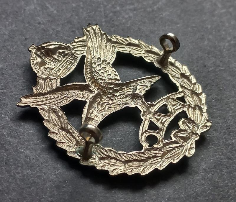 A superb - highly detailed - white metal Army Air Corps cap badge — image 2