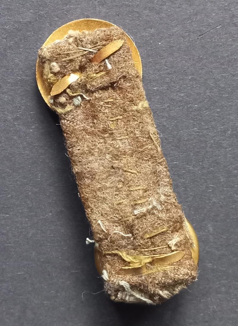 A perfect - British made - Norwegian Officers so called 'Luestolpe' cockade and button cap badge — image 2