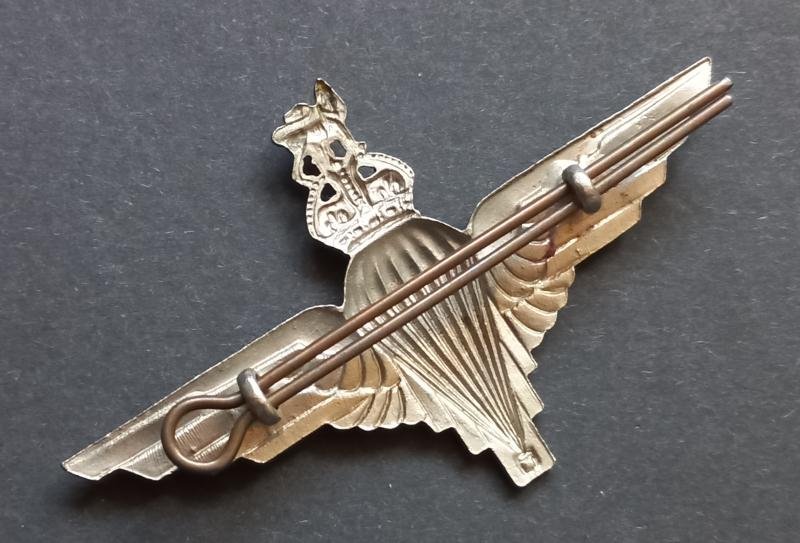A nice uncommon - so called cut-out i.e voided crown - cap badge to the Parachute Regiment — image 2