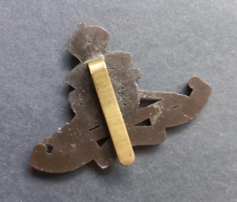 A great example of a (difficult to find and sought after) plastic i.e economy Royal Artillery gun cap badge — image 2