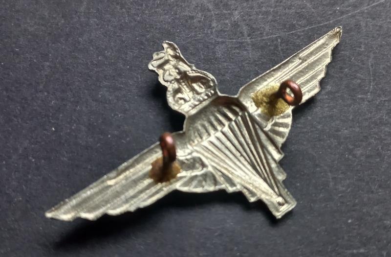 A attractive - standard wartime issued - capbadge to the Parachute Regiment — image 2