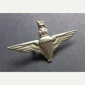 A attractive - standard wartime issued - capbadge to the …