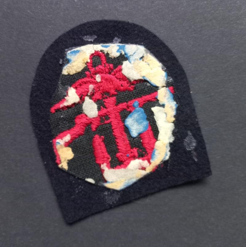 A perfect - left facing - single embroided Combines Operation formation badge — image 2