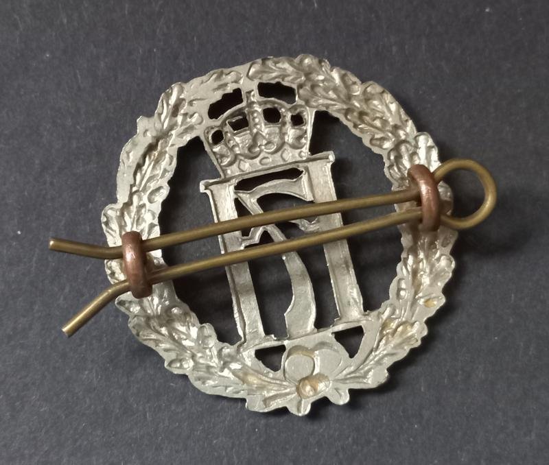 A superb and difficult to find (British made) Norwegian Free Forces Haakon 7 NCO's capbadge — image 2