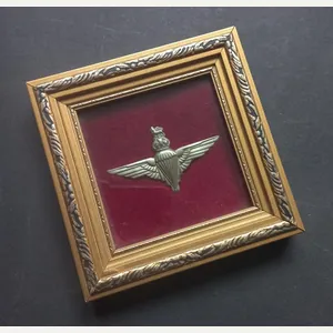 A nicely framed - nickel plated - Parachute Regiment beret …