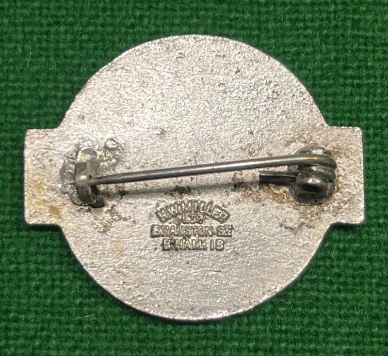 Derbyshire Youth Service lapel badge. — image 2