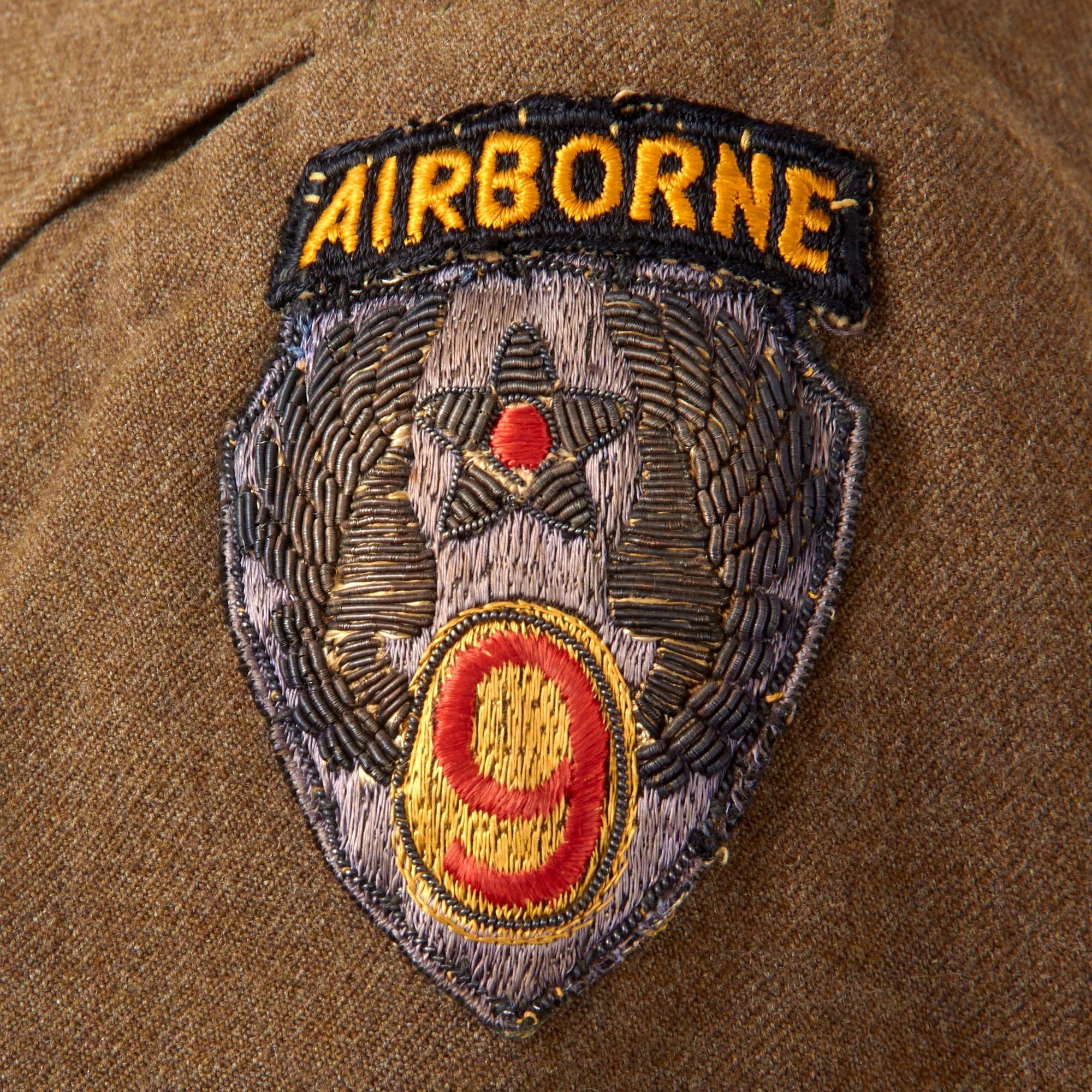 Original U.S. WWII 9th Air Force Airborne Troop Carrier Communications Specialist Uniform Jacket & Shirt with Aircrew Wings and Bullion Patch — image 13