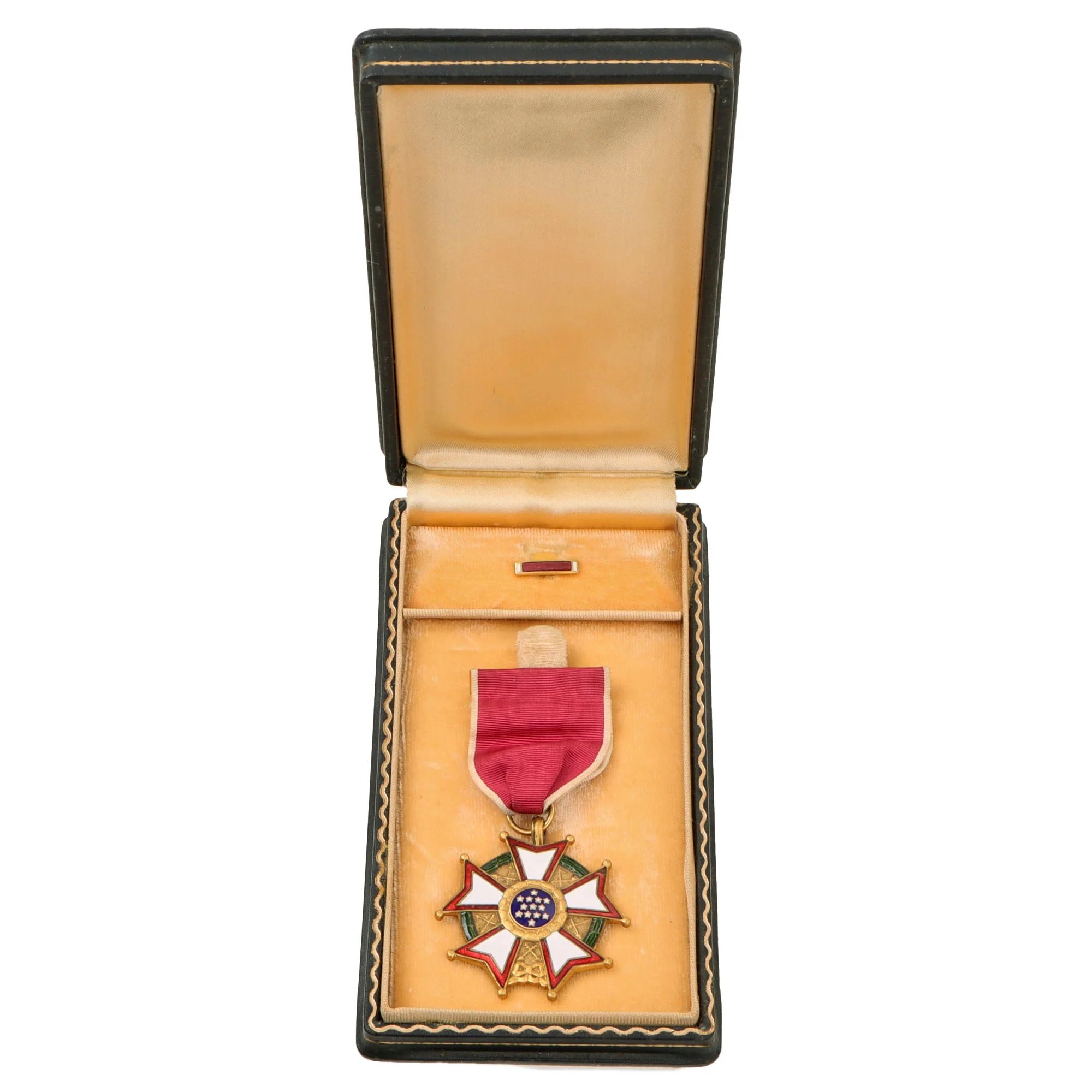 Original U.S. WWII Legion of Merit Legionnaire Degree With Correct 1940's 'Gold Gilt' Full Wrap Brooch with Lapel Device & Proper Case — image 2