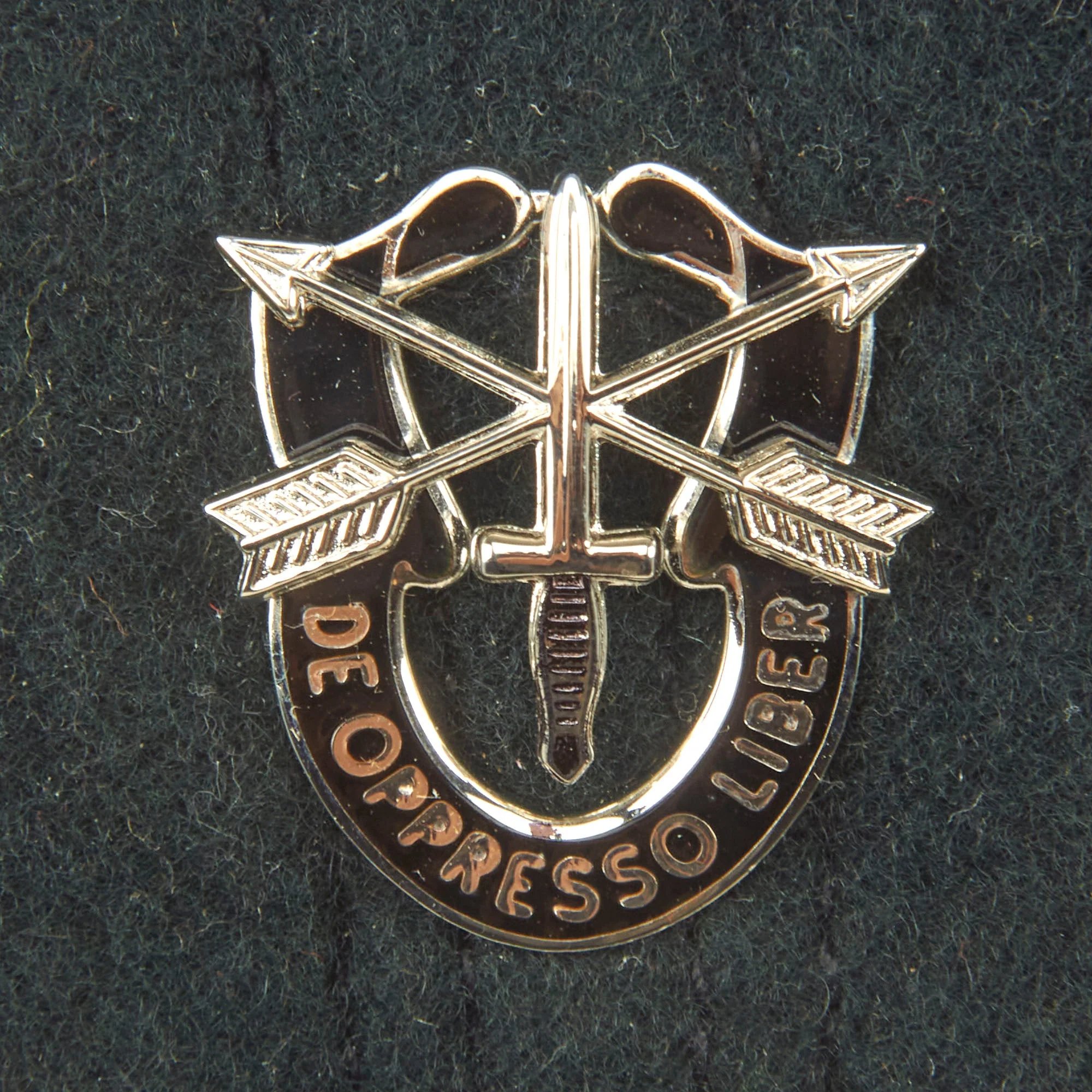 Original U.S. Vietnam War 1972 Dated Canadian Made Rifle Green Beret With De Oppresso Liber Badge and No Flash Denoting 'Unassigned' - Size 6 ¼ — image 2