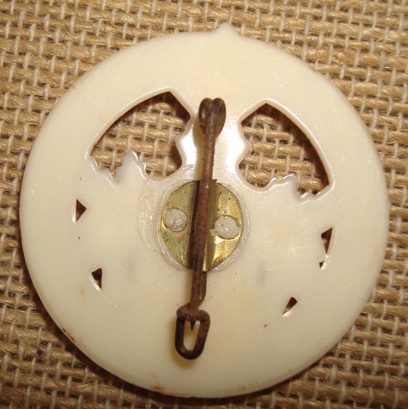 WWII GERMAN KARTNER VOLKSBUND MEMBER SHIP BADGE LARGE — image 2