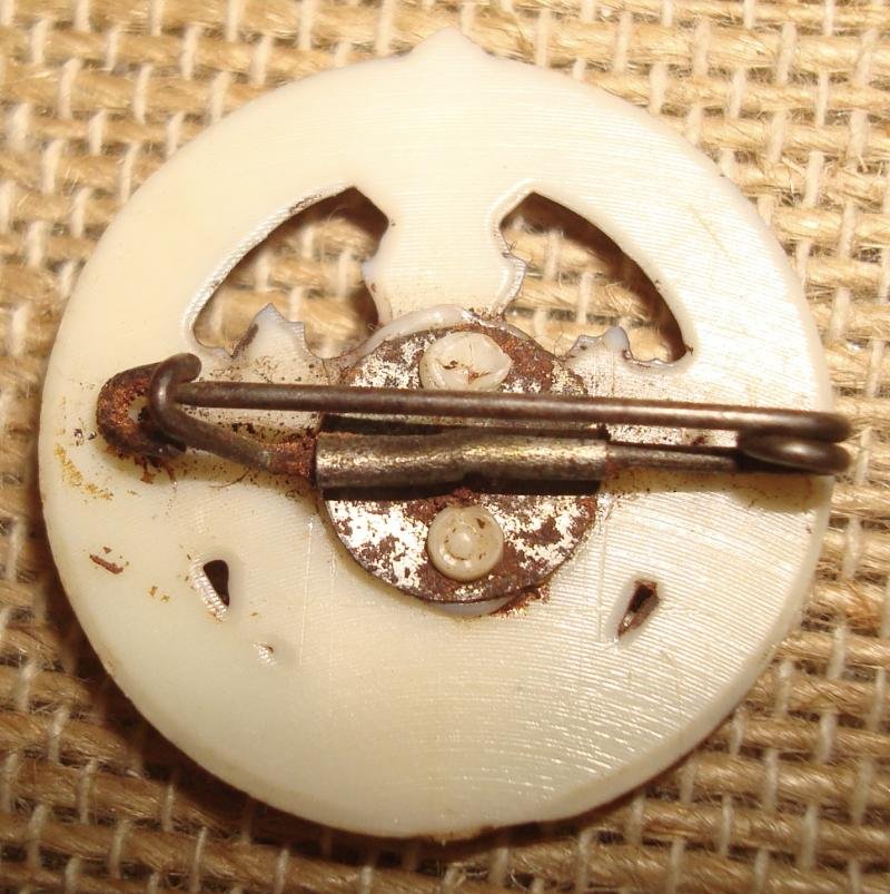 WWII GERMAN KARTNER VOLKSBUND MEMBER SHIP BADGE SMALL — image 2