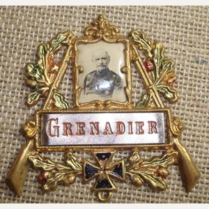 WWI German Stahlhelm 'GRENADIER' Badge Medal Pin with picture