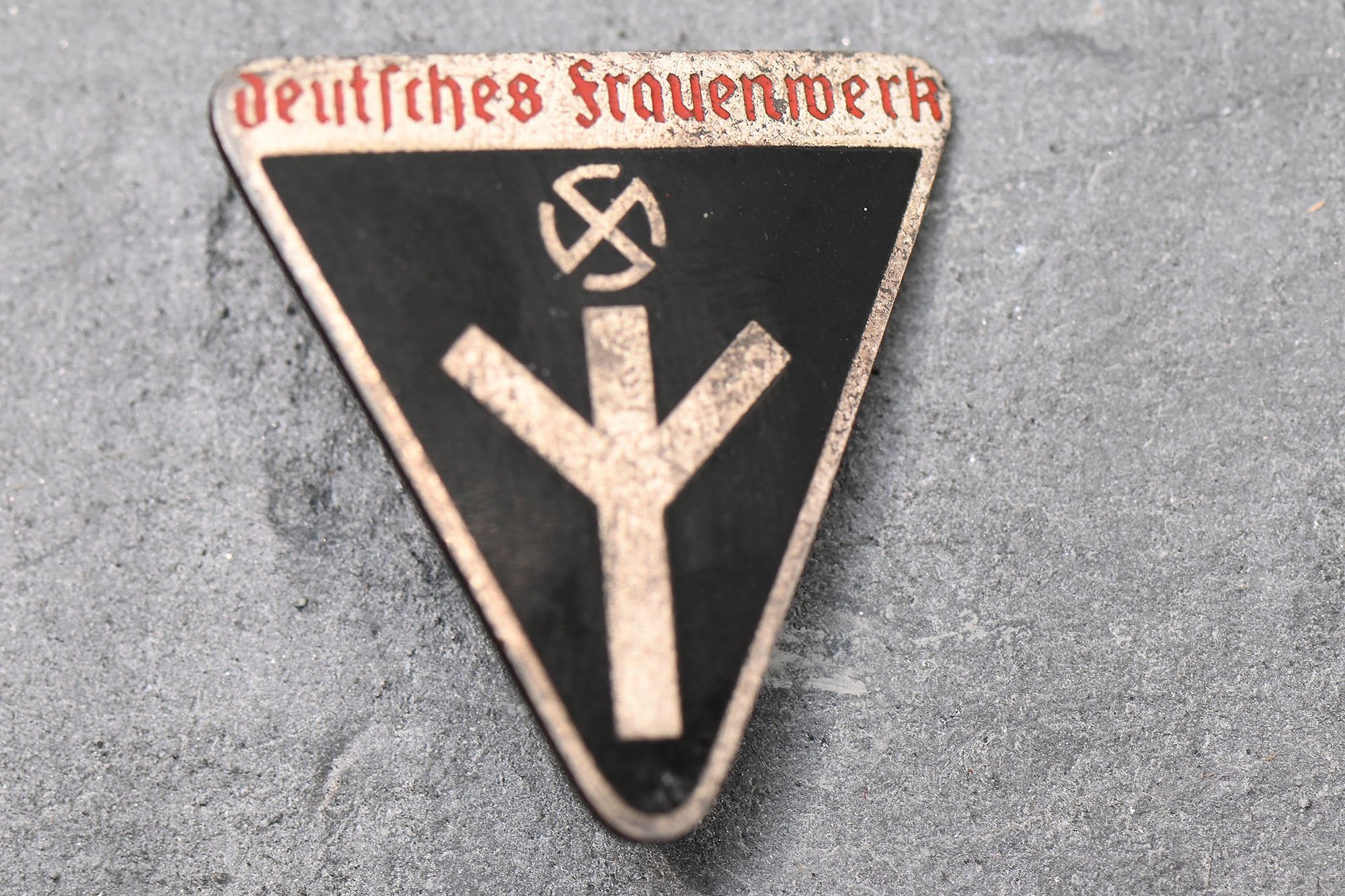 Deutsches Frauenwerk member badge — image 4
