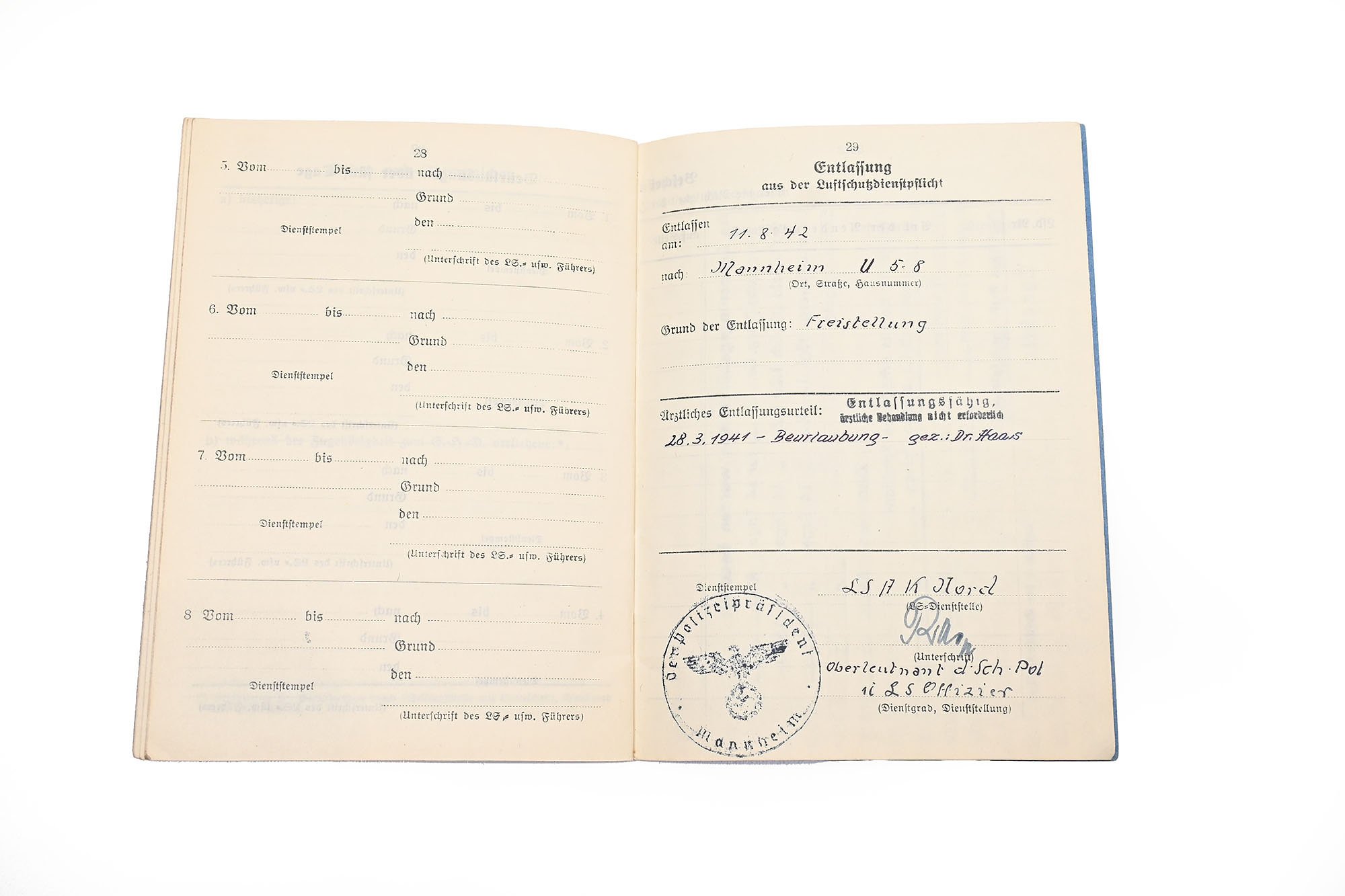 Luftschutz-Dienstbuch with extra paper — image 11