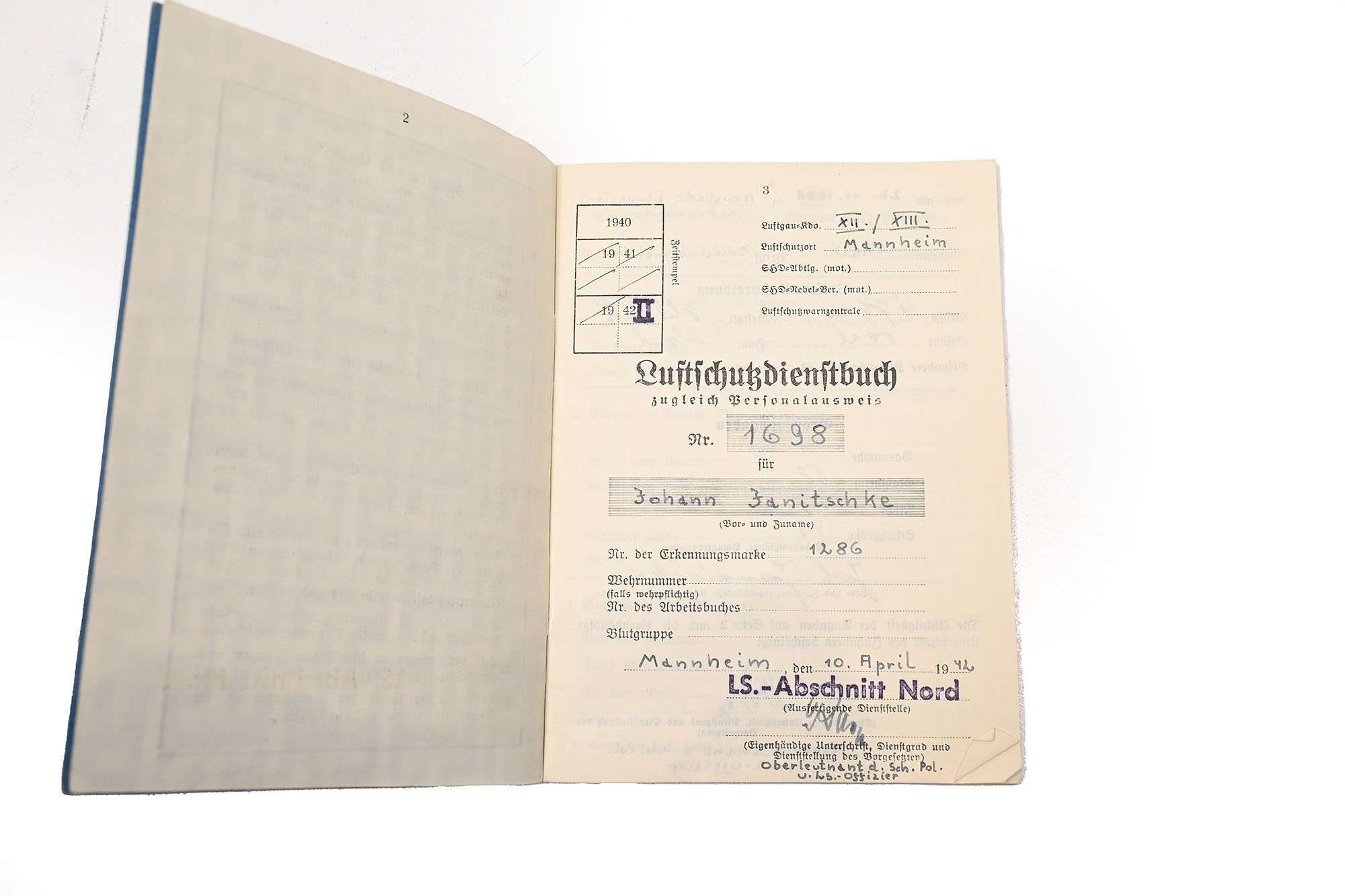 Luftschutz-Dienstbuch with extra paper — image 4