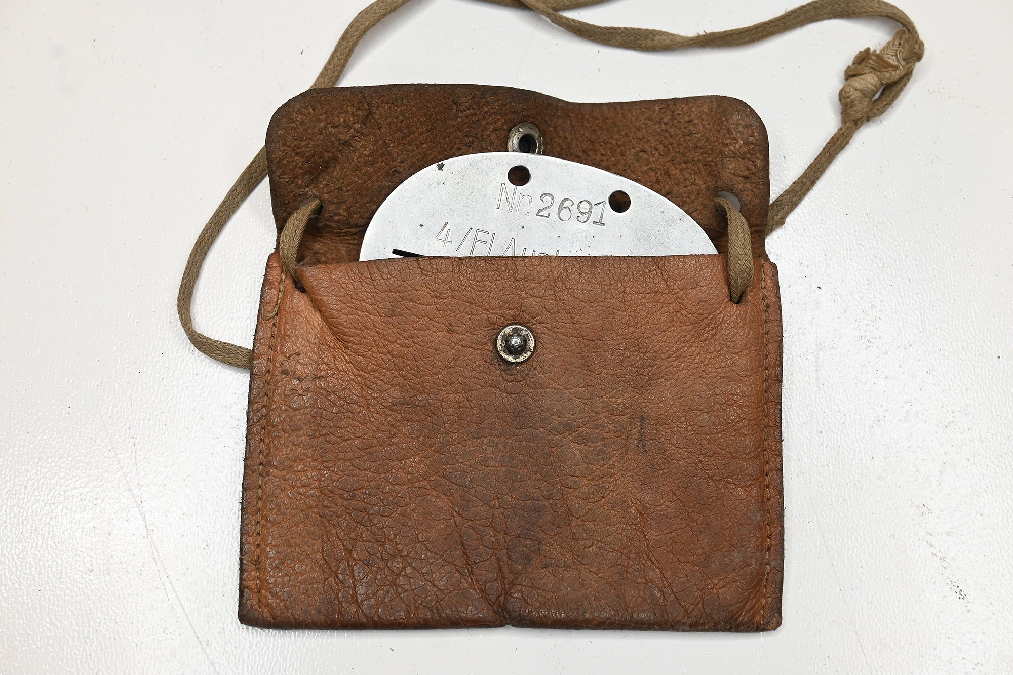 lufwaffe erkennungsmarke met leren etui — image 4