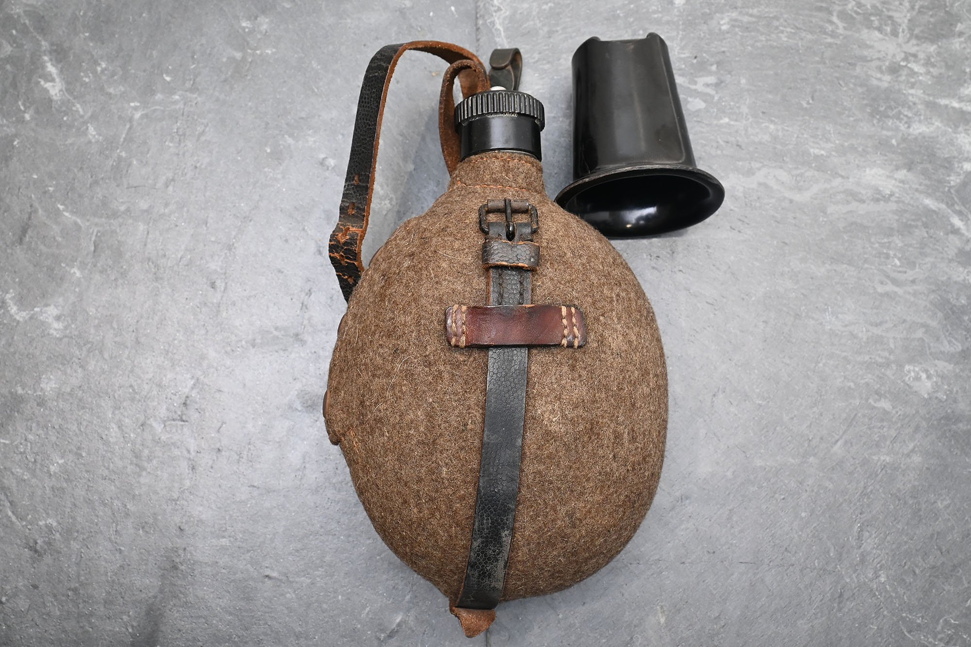 m31 canteen with bakelite cup. — image 4