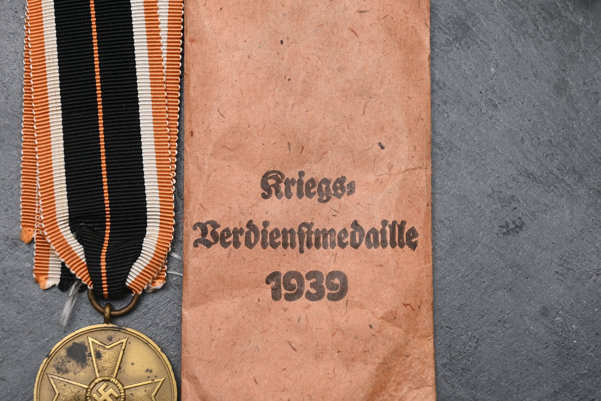 Kriegsdienstemedaille with factory pouch, — image 2