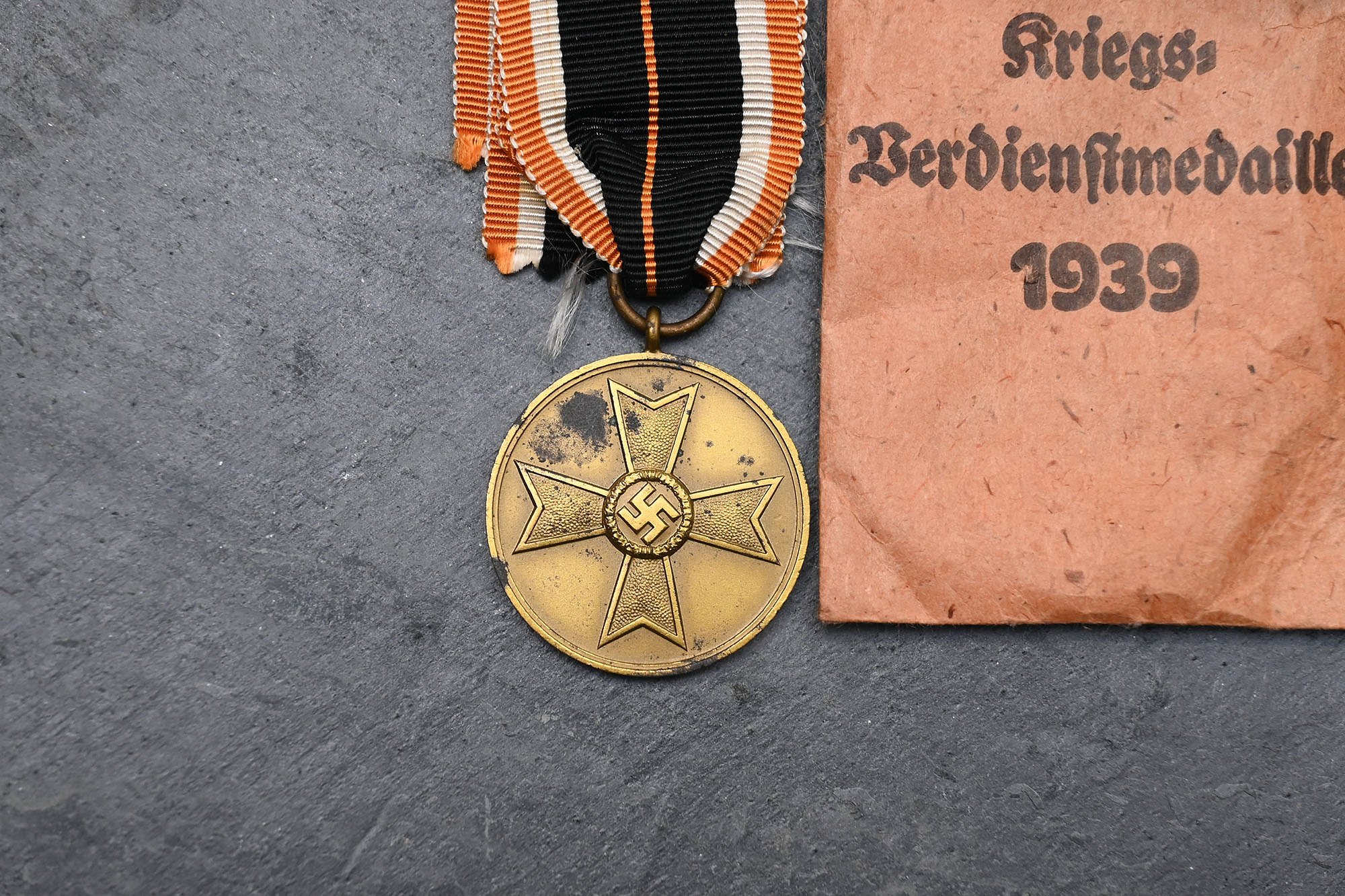 Kriegsdienstemedaille with factory pouch, — image 3