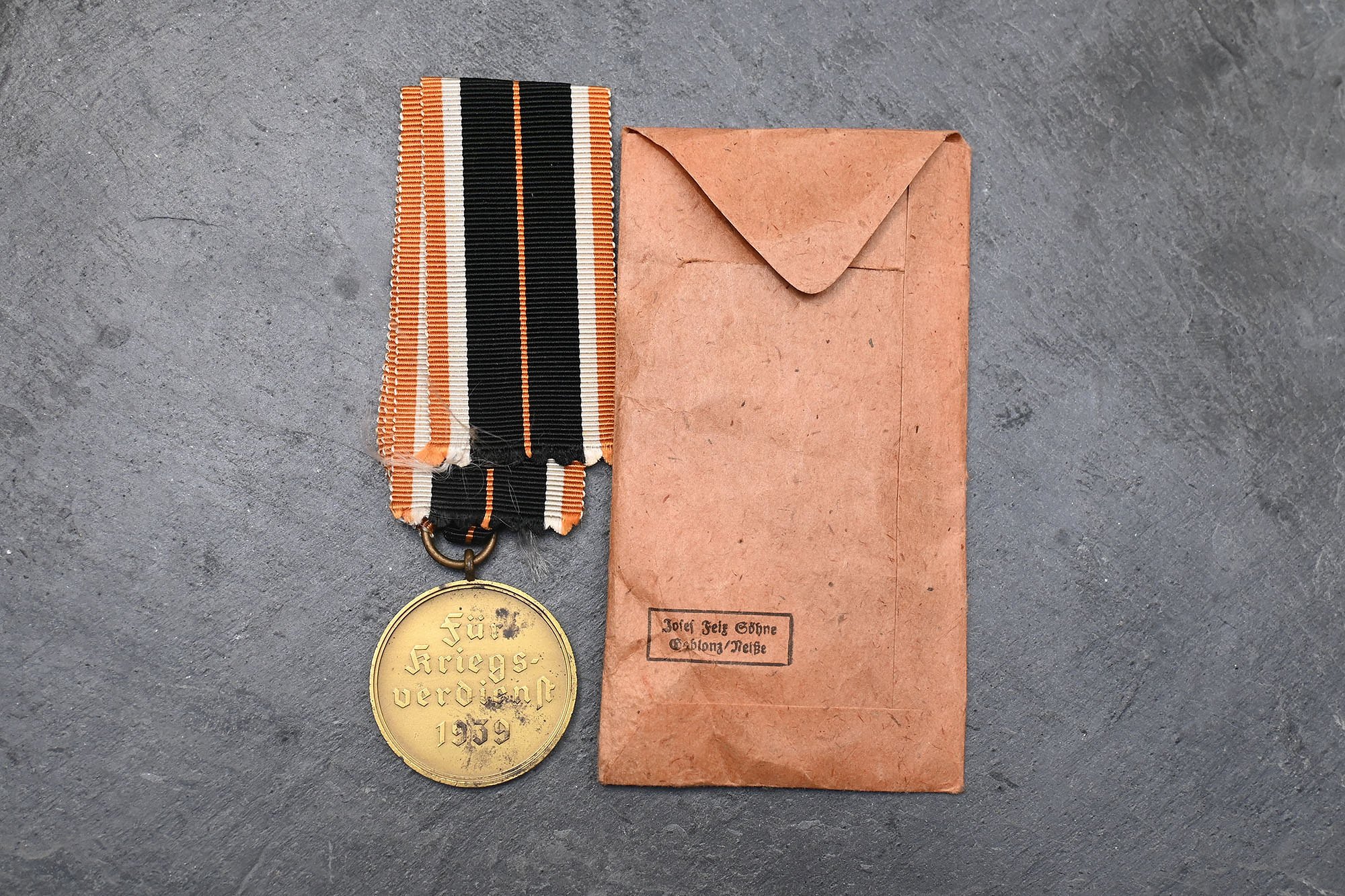 Kriegsdienstemedaille with factory pouch, — image 4