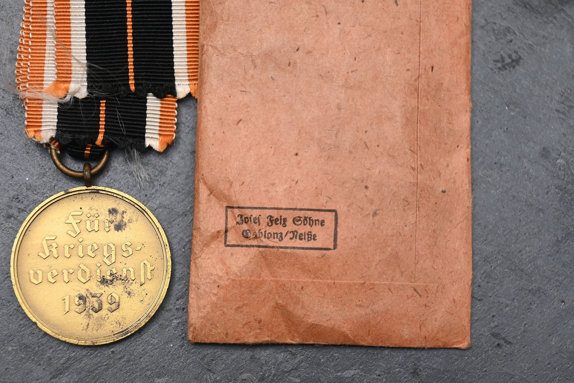 Kriegsdienstemedaille with factory pouch, — image 5