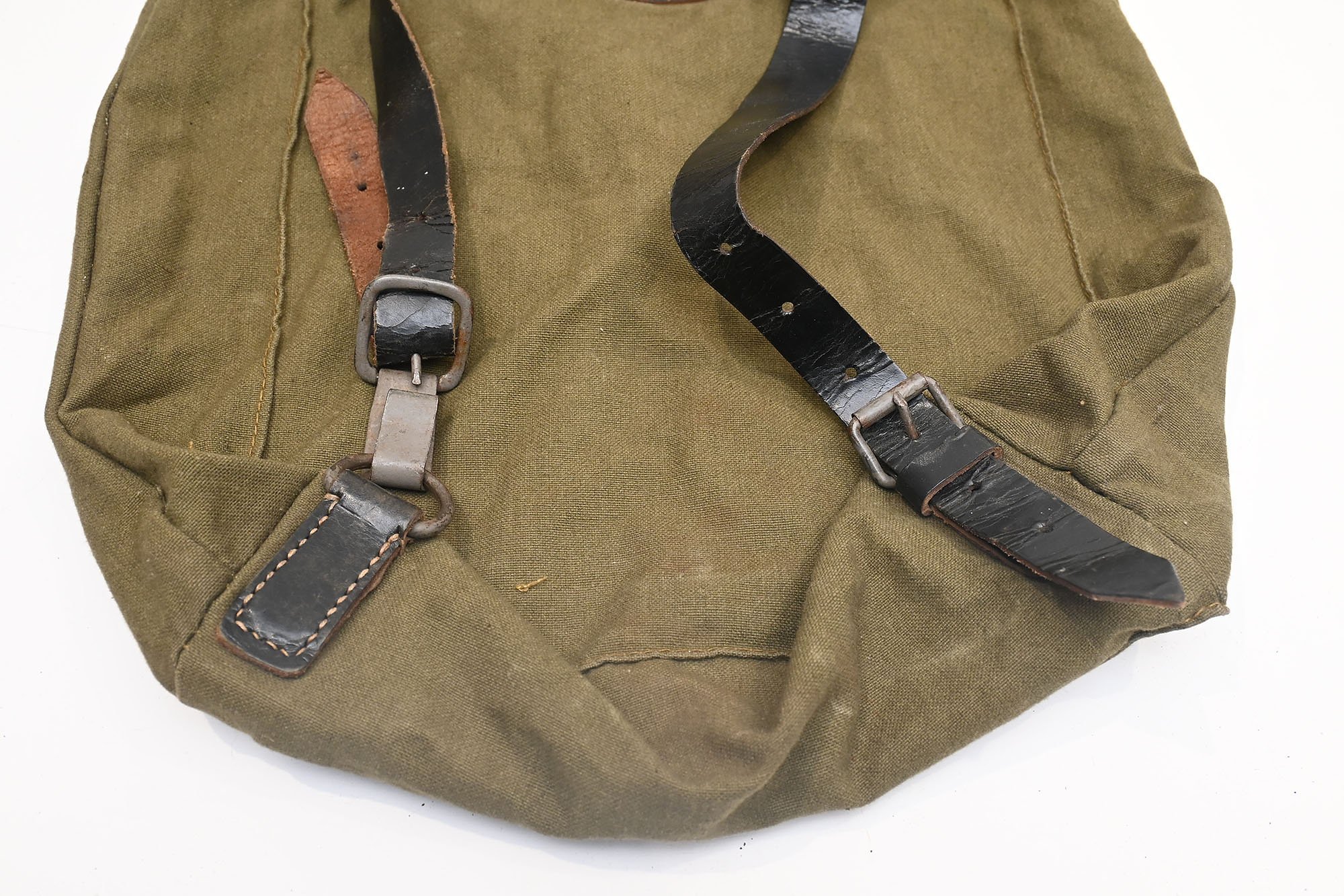 German backpack shows war — image 4