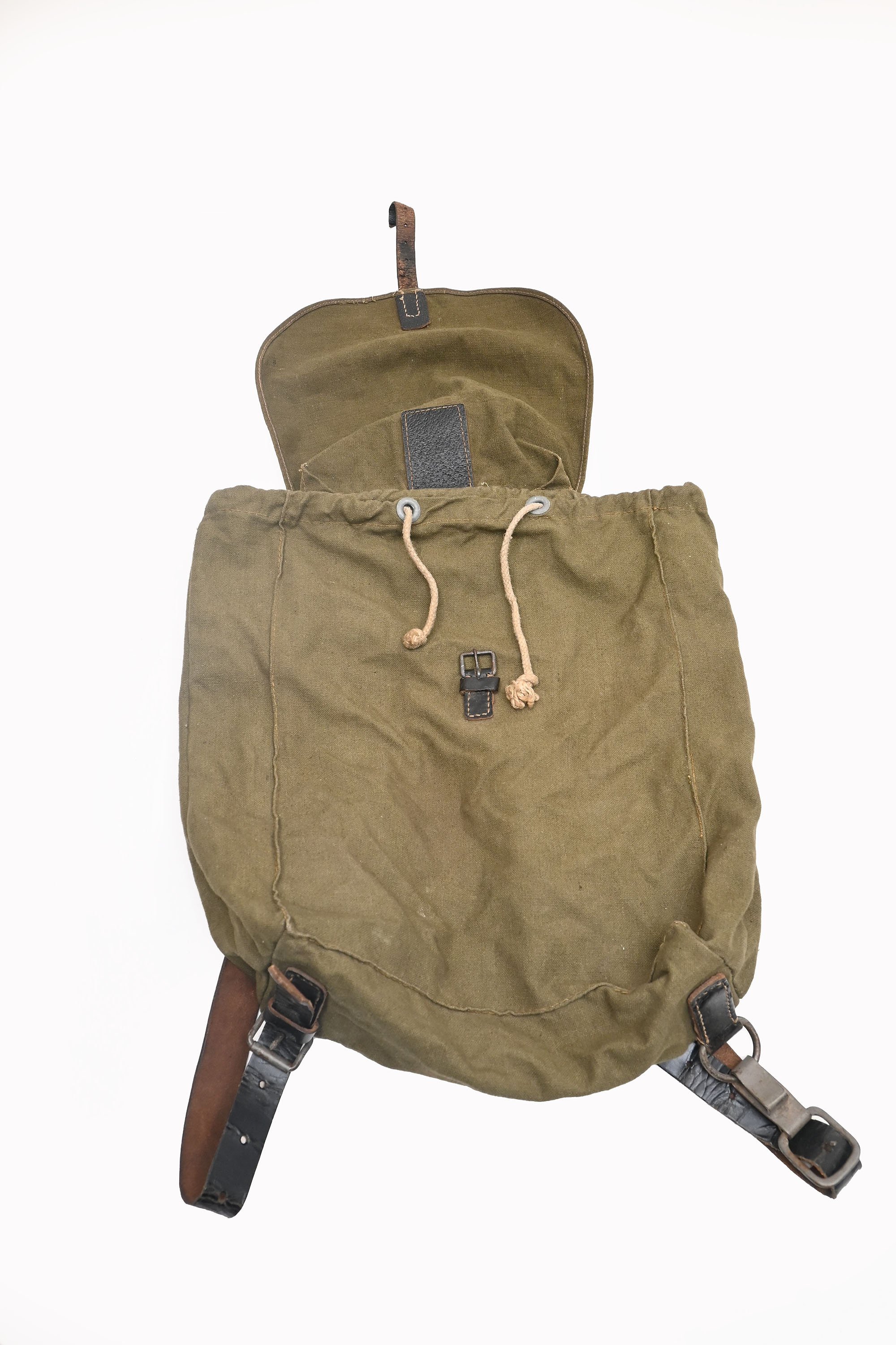 German backpack shows war — image 6