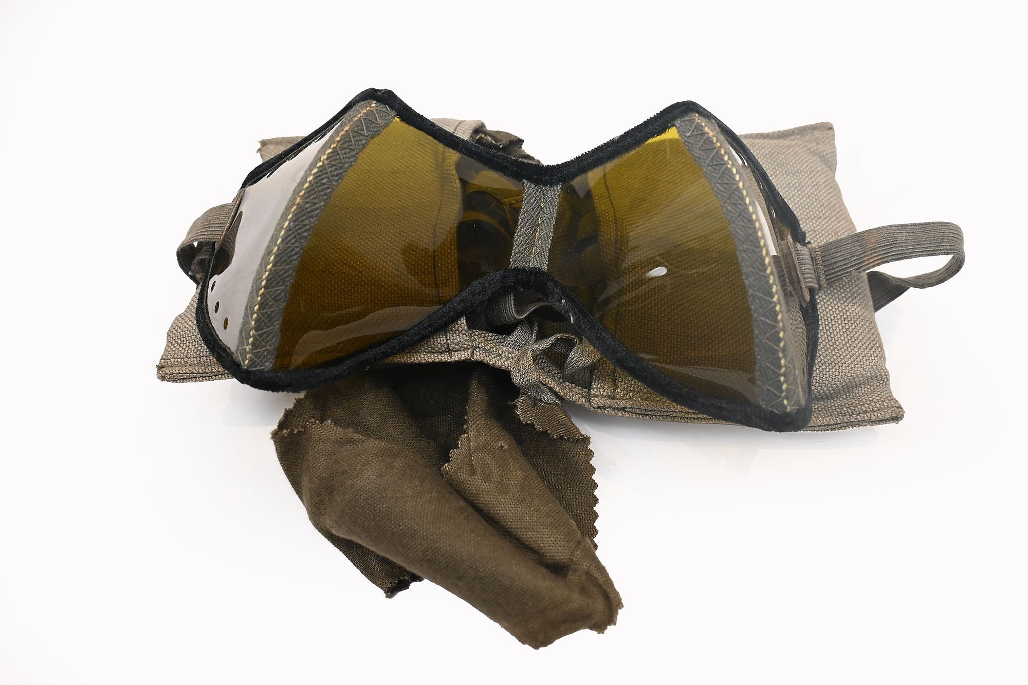 set of goggles in pouch — image 4