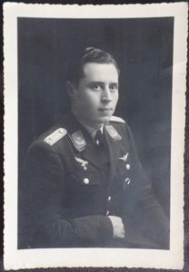 'Oberleutnant' Luftwaffe -Bulgarisches Fliegerabzeichen postcard pic.