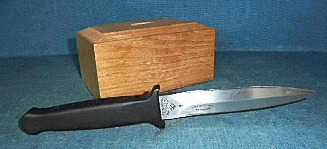 Early Gerber Guardian 1 Knife with Display Stand S/n 03313 — image 10