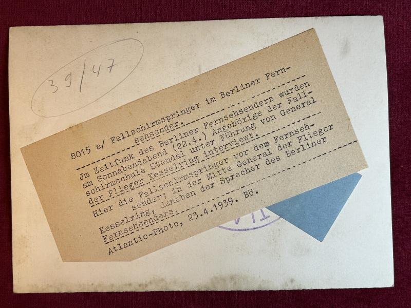 3rd Reich Pressefoto General Kesselring mit Fallschirmjäger im Berliner Fernsehsender — image 2