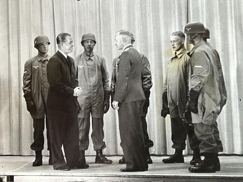 3rd Reich Pressefoto General Kesselring mit Fallschirmjäger im Berliner Fernsehsender — image 3