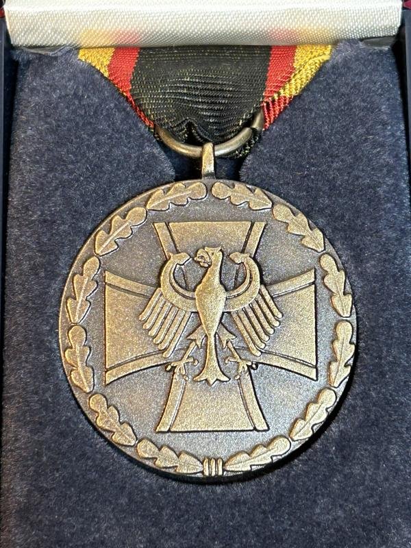 BRD Ehrenmedaille der bundeswehr bronze mit etui — image 2