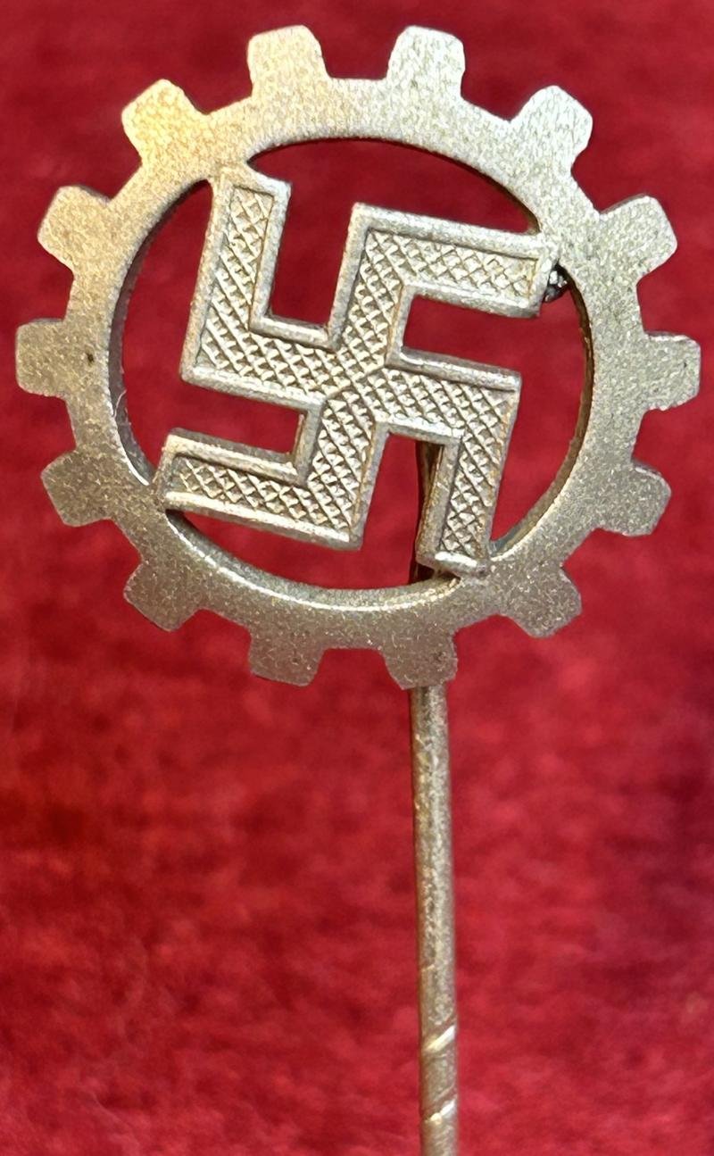 3rd Reich DAF Mitgliedsabzeichen (RZM 35) — image 3
