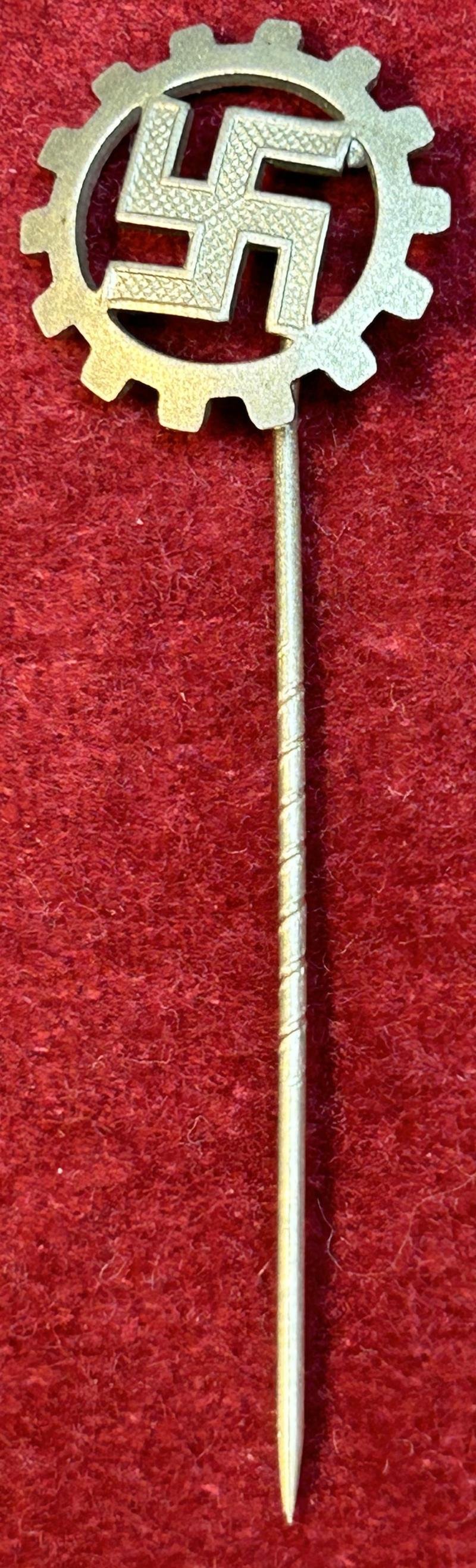 3rd Reich DAF Mitgliedsabzeichen (RZM 35) — image 5