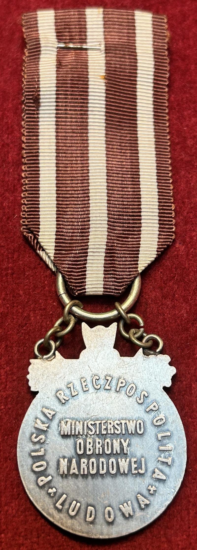 Polska PRL Odznaka Braterstwa Broni (Wersja z 1975 roku) — image 2