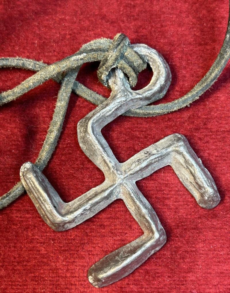 3rd Reich Patriotische Swastika Bleianhänger mit Mitgliednummer — image 2
