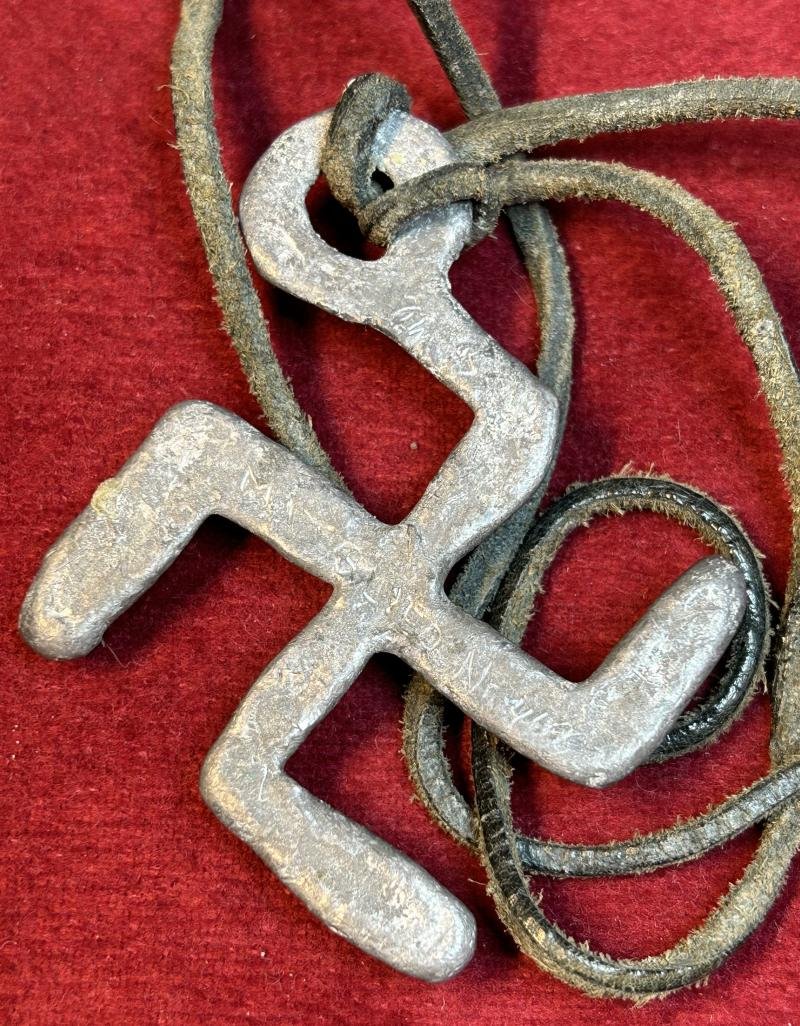 3rd Reich Patriotische Swastika Bleianhänger mit Mitgliednummer — image 3