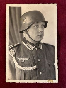 3rd Reich Foto Ein Wehrmacht Pionier Unteroffizier mit Stahlhelm und …