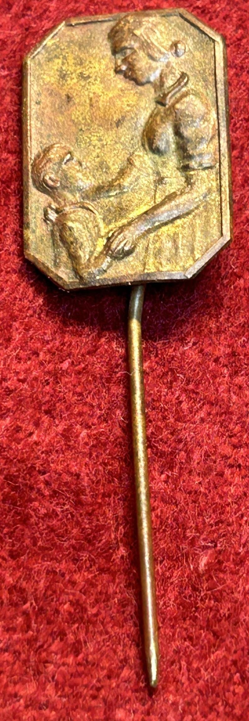 3rd Reich WhW Mutter und kind spendenabzeichen — image 3